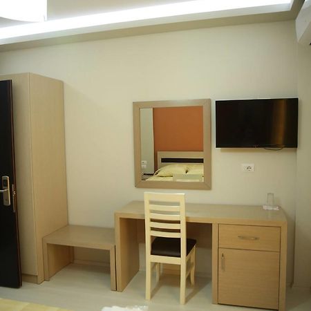Hotel Pogradeci Екстериор снимка