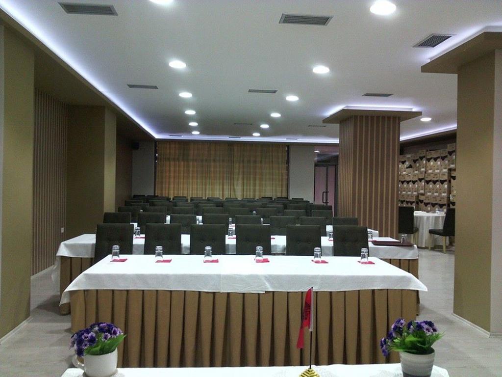 Hotel Pogradeci Екстериор снимка