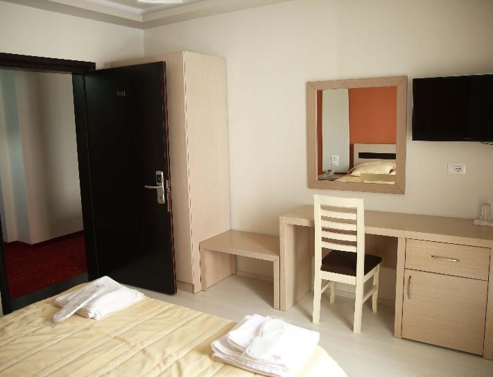 Hotel Pogradeci Екстериор снимка