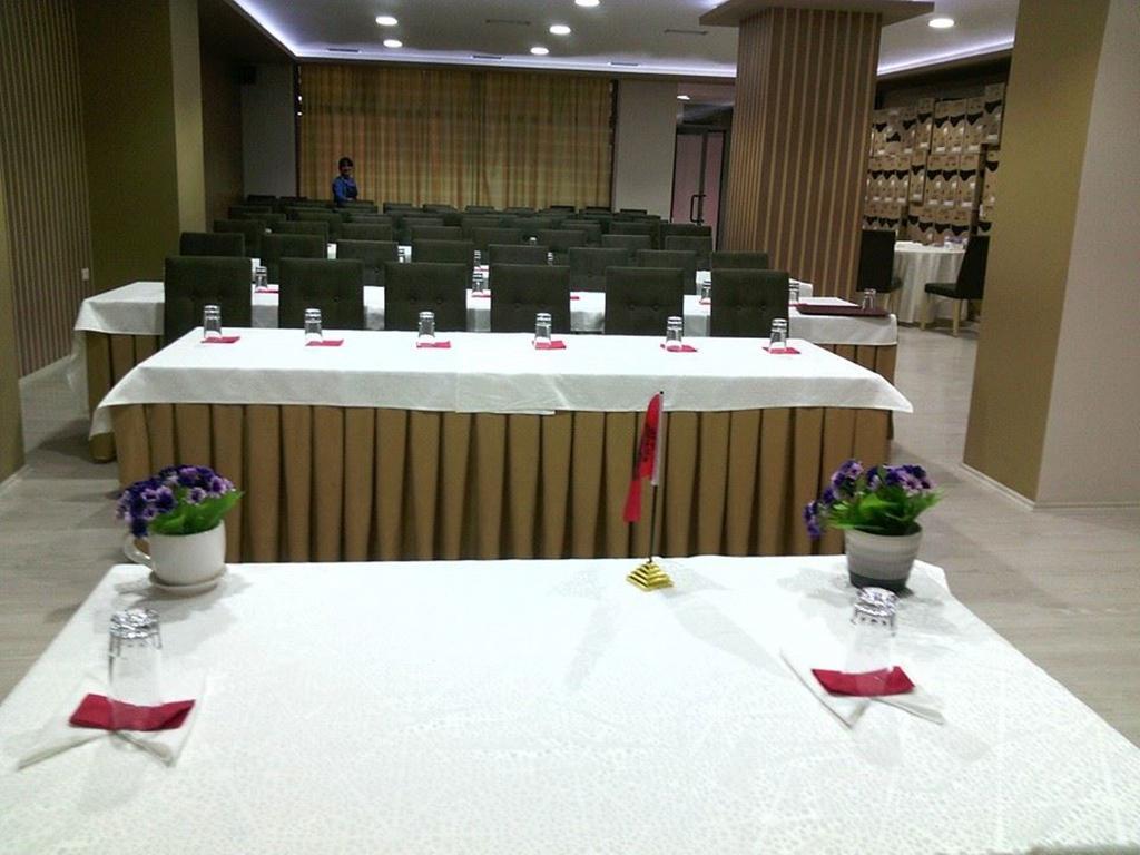 Hotel Pogradeci Екстериор снимка