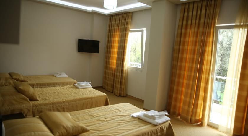 Hotel Pogradeci Екстериор снимка